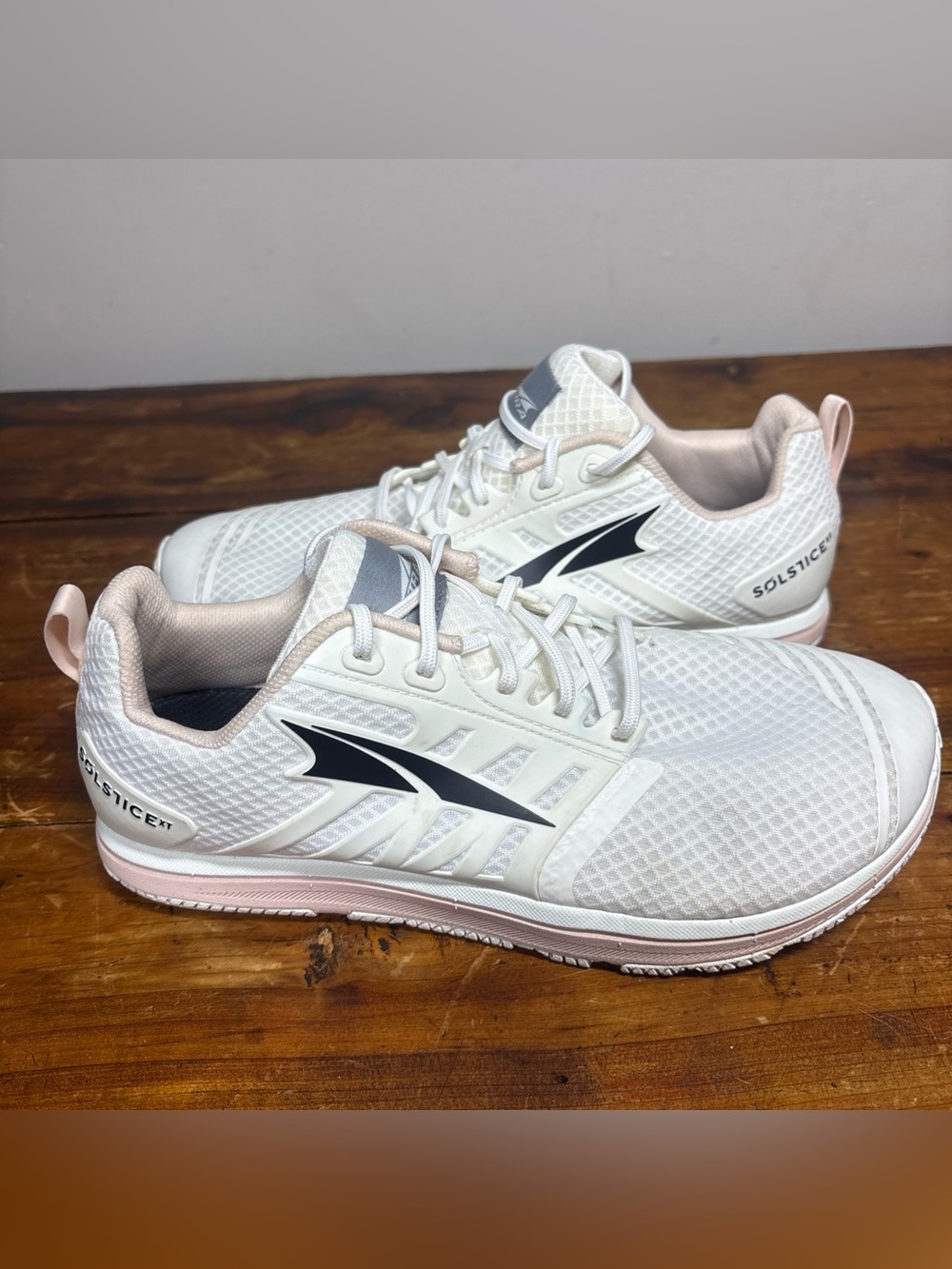 Altra women’s 8 Sneakers Solstice XT White pink gym running